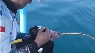 Глубоководная рыбалка у Куинёна: вываживание с электрической катушкой