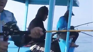 Глубоководная рыбалка у Куинёна: вываживание с электрической катушкой