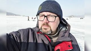 Навага со льда в бухте Труда на острове Русский, январь 2023 года