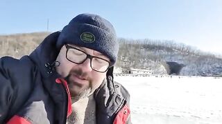 Навага со льда в бухте Труда на острове Русский, январь 2023 года
