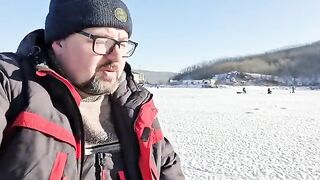 Навага со льда в бухте Труда на острове Русский, январь 2023 года