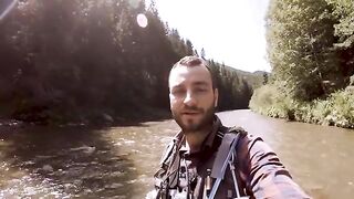 Хариус под ветвями на мелкой реке в Сучаве