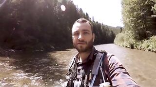 Хариус под ветвями на мелкой реке в Сучаве