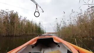 На каяках за окунем возле Гура-Портицей в Румынии