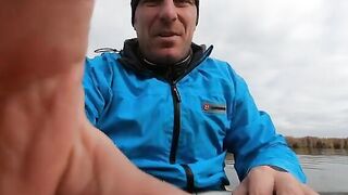 На каяках за окунем возле Гура-Портицей в Румынии