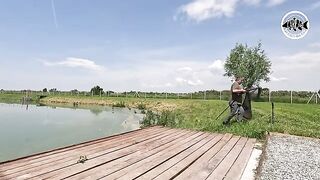 Зеркальный карп почти у самого берега озера Басиана в Сербии