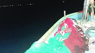 Ночная работа рыбаков в бухте Куинёна: лодка, свет и сеть