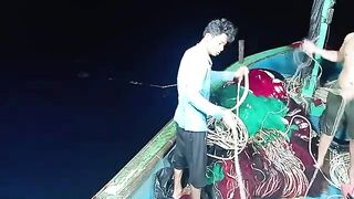 Ночная работа рыбаков в бухте Куинёна: лодка, свет и сеть