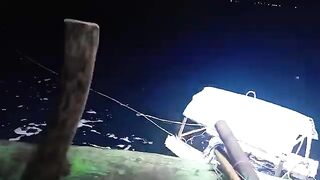 Ночная работа рыбаков в бухте Куинёна: лодка, свет и сеть