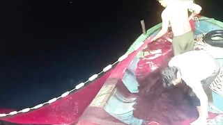 Ночная работа рыбаков в бухте Куинёна: лодка, свет и сеть