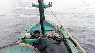 Ночная работа рыбаков в бухте Куинёна: лодка, свет и сеть