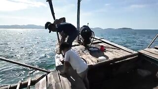 С ребенком на рыбацкой лодке Кото: удочка и ловушки для кальмара