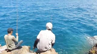 Рыбалка с друзьями на скалистом берегу Нёнхая у Куинёна