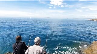 Рыбалка с друзьями на скалистом берегу Нёнхая у Куинёна