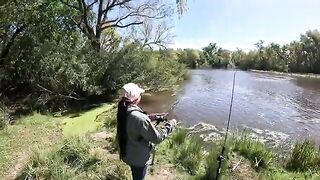 Жареная рыба, друзья и ливень на берегу в Уругвае