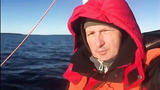 Осенний остров и троллинг среди волн на Онеге