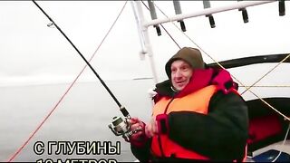 Осенний остров и троллинг среди волн на Онеге