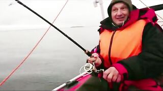 Осенний остров и троллинг среди волн на Онеге