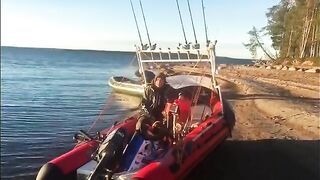 Осенний остров и троллинг среди волн на Онеге