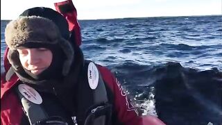 Осенний остров и троллинг среди волн на Онеге