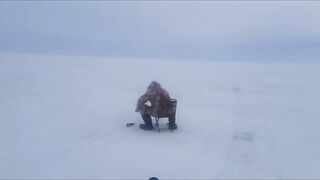 Двадцать километров по льду Онеги в поисках налима