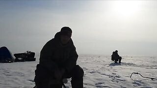 Двадцать километров по льду Онеги в поисках налима