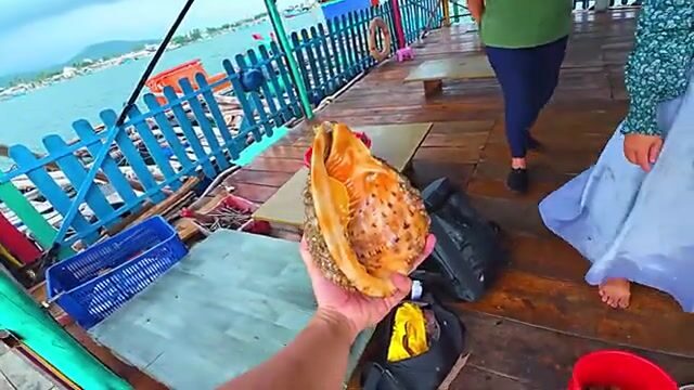 С плавучего плота у Зыонгдонга: короткая рыбалка и морепродукты на Фукуоке