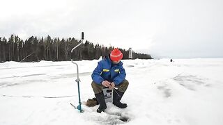 Поздний выход на лед Онеги за хариусом