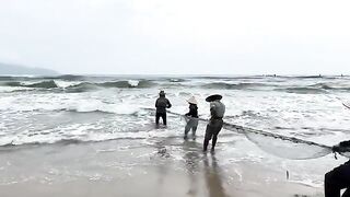 Невод на пляже Микхе в Дананге: рыбаки и отдыхающие у прибоя