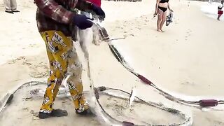 Невод на пляже Микхе в Дананге: рыбаки и отдыхающие у прибоя