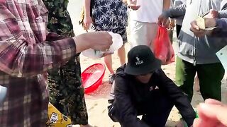 Невод на пляже Микхе в Дананге: рыбаки и отдыхающие у прибоя