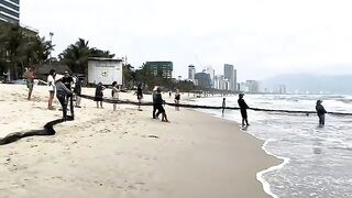 Невод на пляже Микхе в Дананге: рыбаки и отдыхающие у прибоя