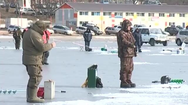 Народная рыбалка на Русском острове: лунки, морская звезда и уха на морозе