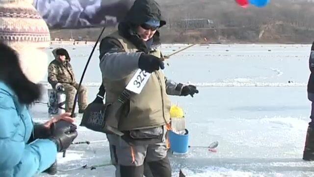 Народная рыбалка на Русском острове: лунки, морская звезда и уха на морозе
