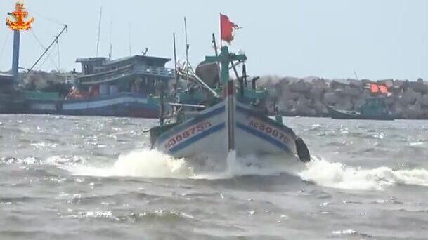 Рыболовные лодки Фукуока в устье Зыонгдонга: выход в море, волна и возвращение крабовых судов