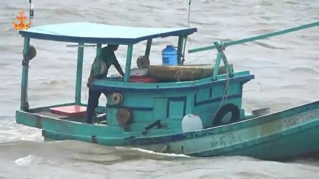 Рыболовные лодки Фукуока в устье Зыонгдонга: выход в море, волна и возвращение крабовых судов