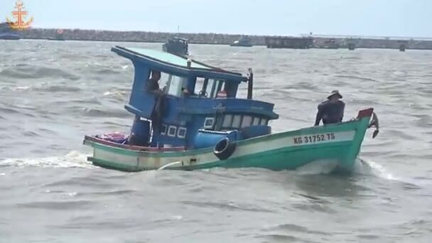 Рыболовные лодки Фукуока в устье Зыонгдонга: выход в море, волна и возвращение крабовых судов