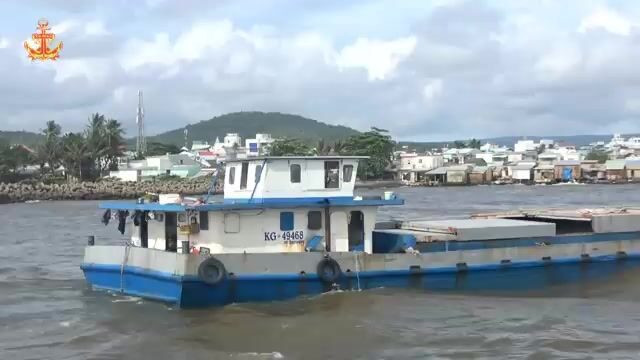 Рыболовные лодки Фукуока в устье Зыонгдонга: выход в море, волна и возвращение крабовых судов