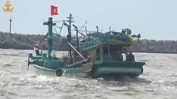 Рыболовные лодки Фукуока в устье Зыонгдонга: выход в море, волна и возвращение крабовых судов