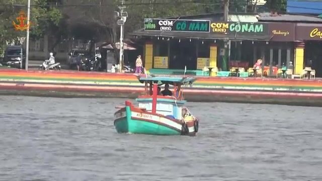 Рыболовные лодки Фукуока в устье Зыонгдонга: выход в море, волна и возвращение крабовых судов