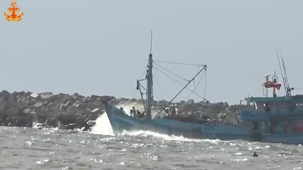 Рыболовные лодки Фукуока в устье Зыонгдонга: выход в море, волна и возвращение крабовых судов