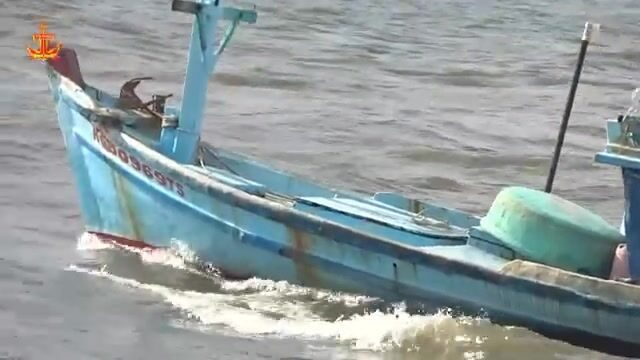 Рыболовные лодки Фукуока в устье Зыонгдонга: выход в море, волна и возвращение крабовых судов