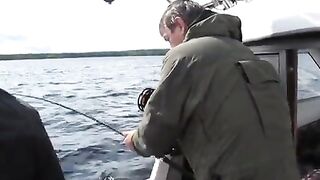 Сильная рыба у борта: вываживание на Онежском озере