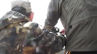 Сильная рыба у борта: вываживание на Онежском озере