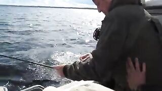 Сильная рыба у борта: вываживание на Онежском озере