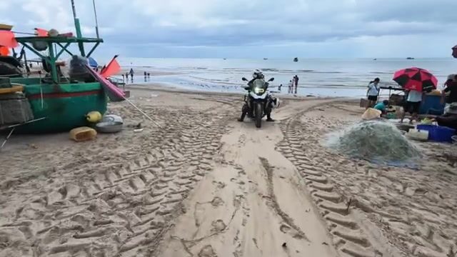 Рыбацкая деревня Лонгхай во Вьетнаме: дорога по пляжу и разбор свежего улова у моря