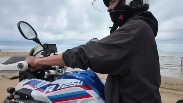 Рыбацкая деревня Лонгхай во Вьетнаме: дорога по пляжу и разбор свежего улова у моря