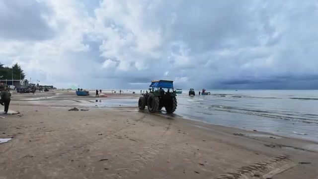 Рыбацкая деревня Лонгхай во Вьетнаме: дорога по пляжу и разбор свежего улова у моря
