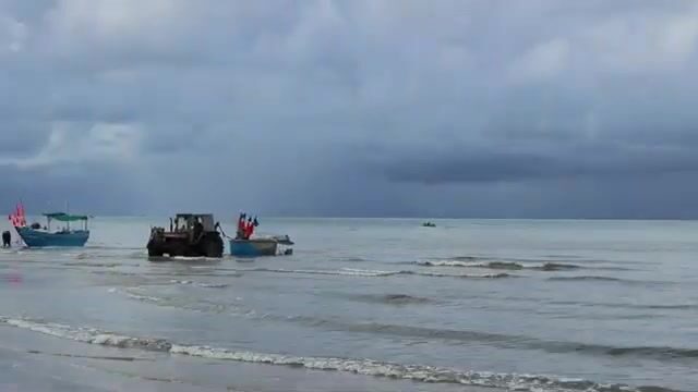 Рыбацкая деревня Лонгхай во Вьетнаме: дорога по пляжу и разбор свежего улова у моря