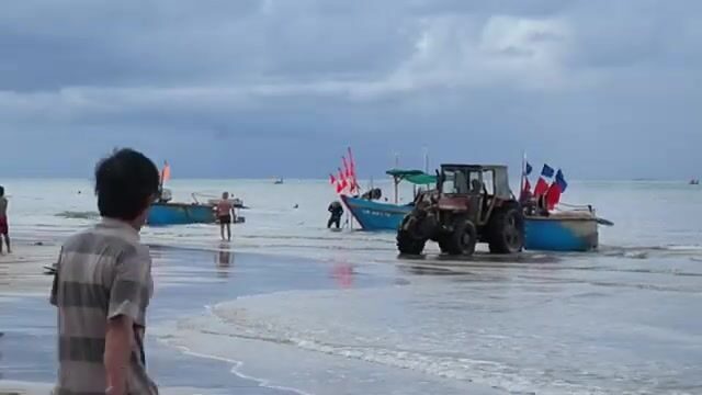 Рыбацкая деревня Лонгхай во Вьетнаме: дорога по пляжу и разбор свежего улова у моря